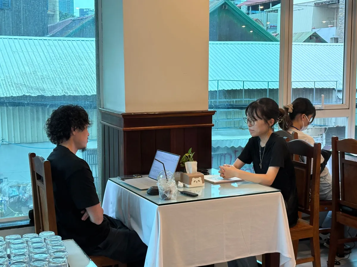 キミタビDIVEで、机をはさんで1対1で話す参加者とスタッフ