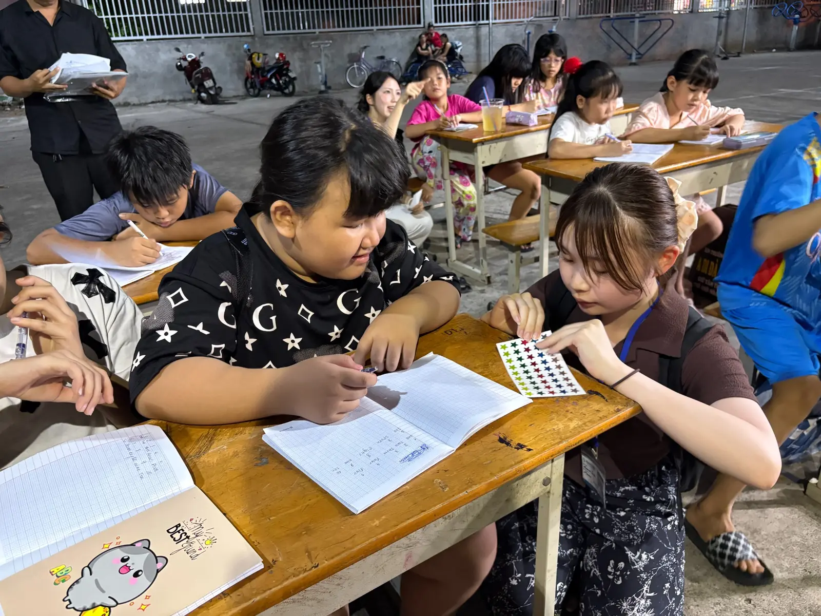 ベトナムの夜間学校で子どもたちと学ぶ参加者