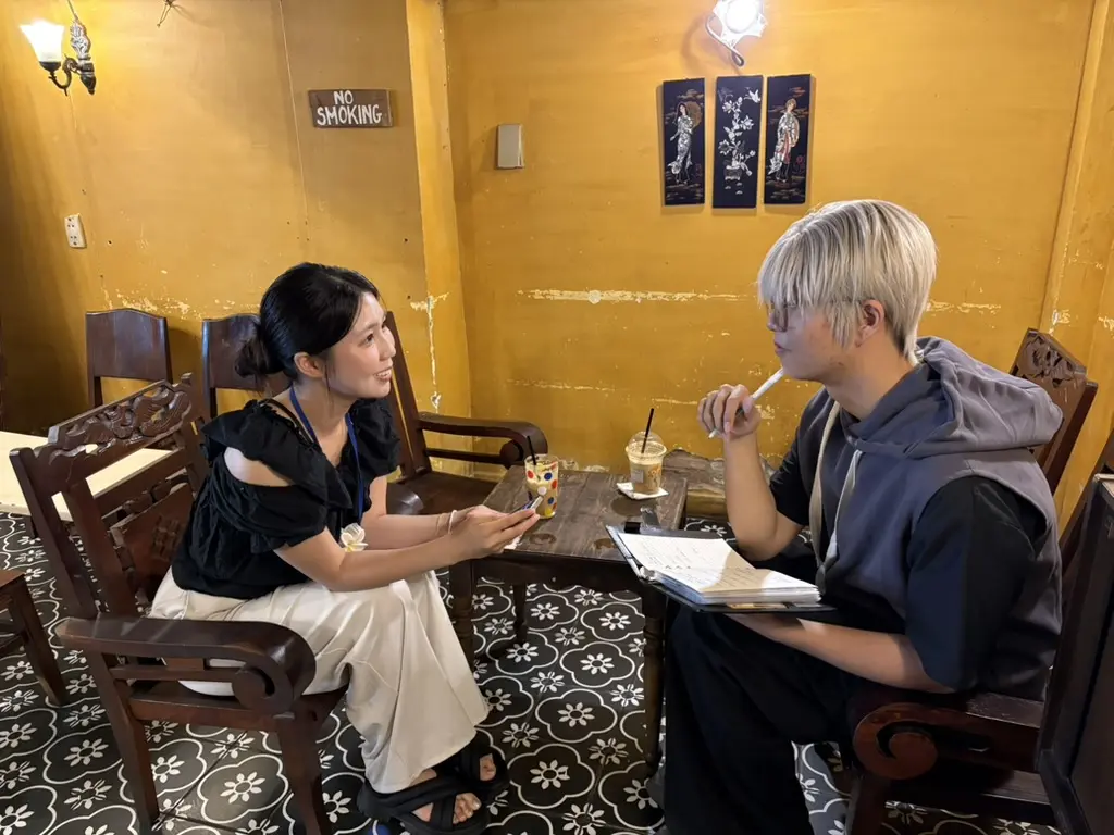 ホーチミンのカフェで現地調査を行う参加者