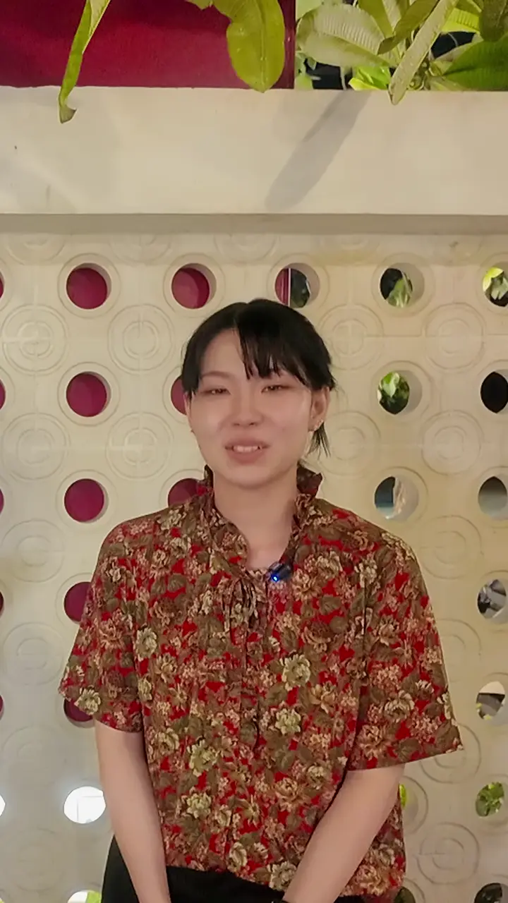 最後の夜に、ほほえんで話すアンバーさん