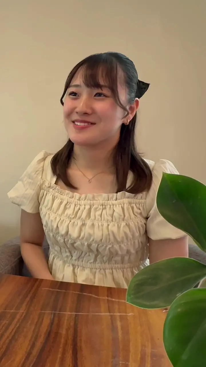 インタビューで、笑って話すフィオナさん