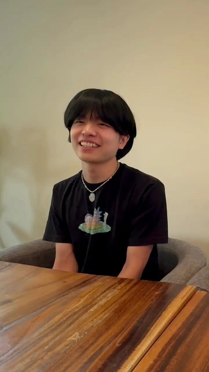 インタビューで、笑って話すジャックさん